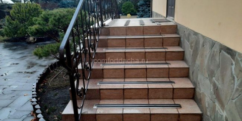 Dokončení verandy v soukromém domě uvnitř i vně